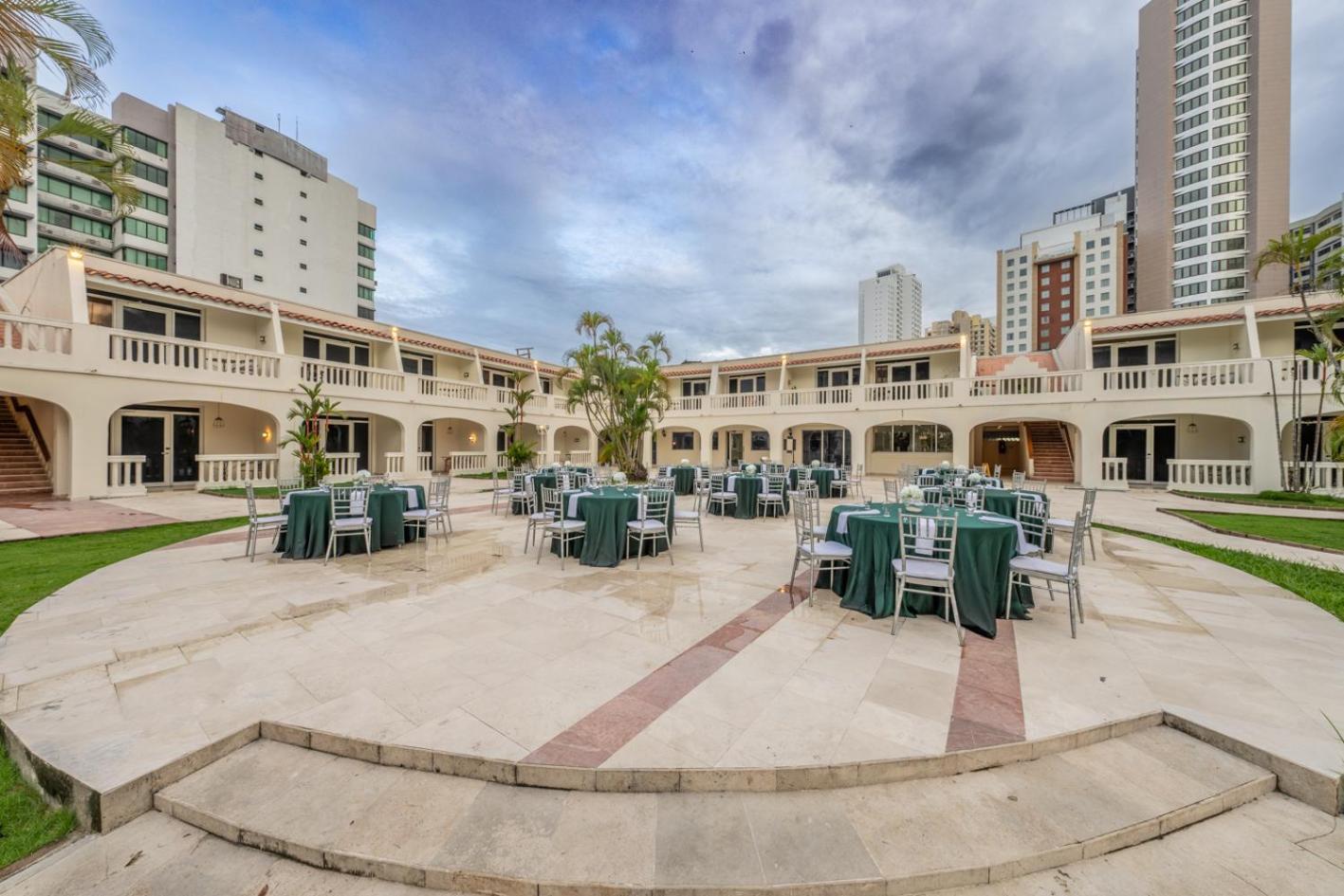 Hotel El Panama By Faranda Grand, A Member Of Radisson Individuals Buitenkant foto The courtyard of the hotel