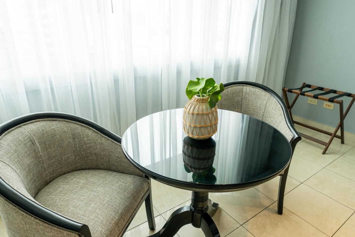 Hotel El Panama By Faranda Grand, A Member Of Radisson Individuals Buitenkant foto A table with a glass tabletop